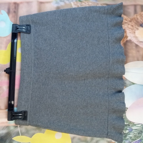 👕 Express Gray Ruffle Hem Skirt - Picture 4 of 5